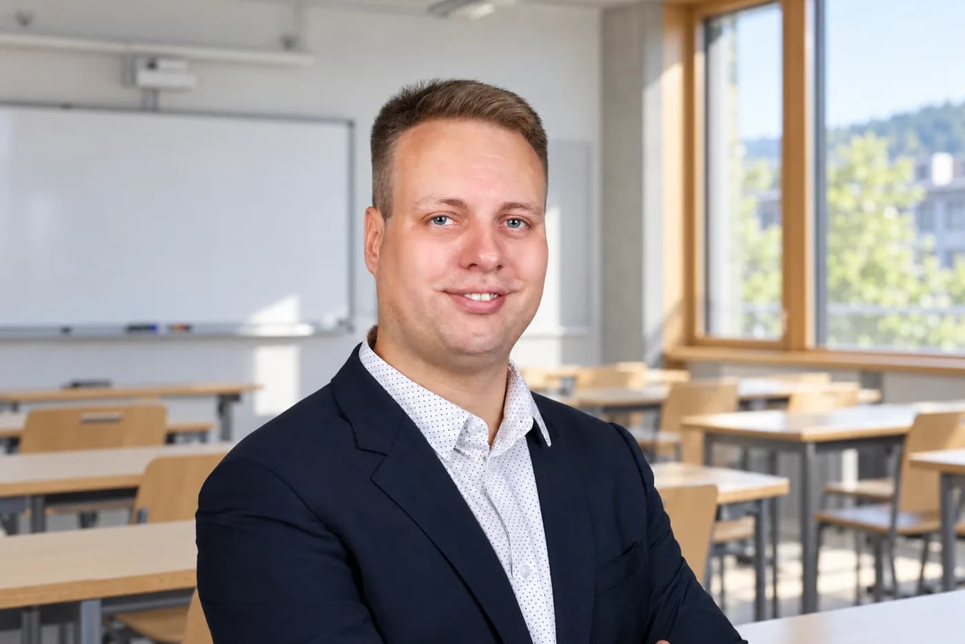 Nils Lappenbusch, Gründer von Tutavio, in einem Schulzimmer