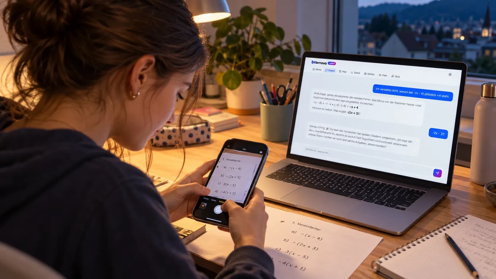 Schülerin fotografiert am Abend ein Arbeitsblatt, der Tutavio Coach erklärt am Laptop